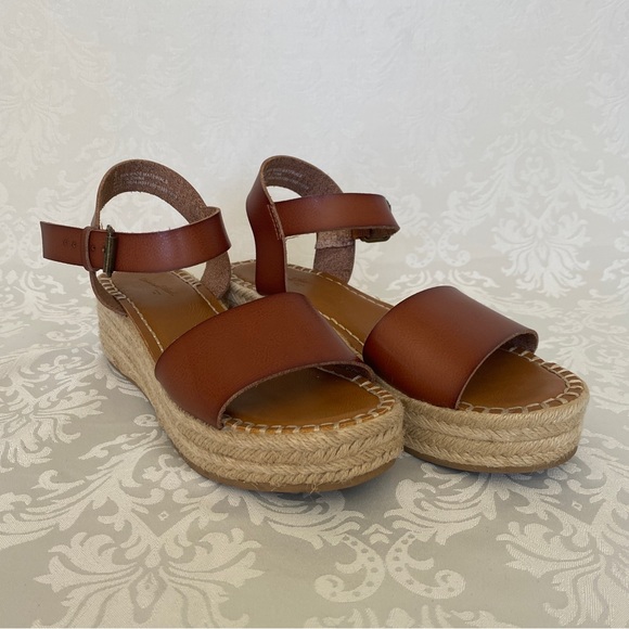Woman’s Platform Brown Woven Sandals - Picture 2 of 9